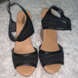 Black wedges
